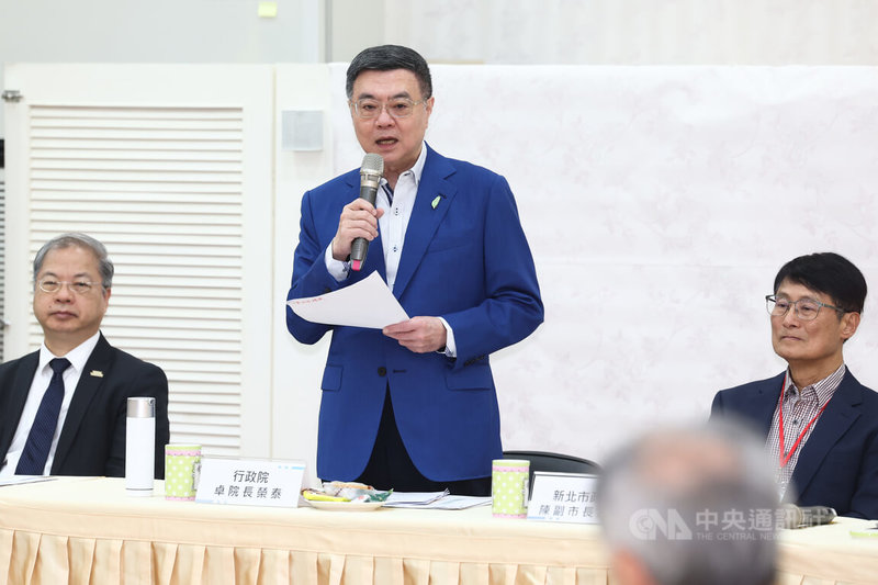 行政院長卓榮泰(中)19日到新北市土城產業園區服務中心,出席新北場次產業座談會,率相關部會首長一同傾聽業者心聲。中央社記者王騰毅攝 114年4月19日
