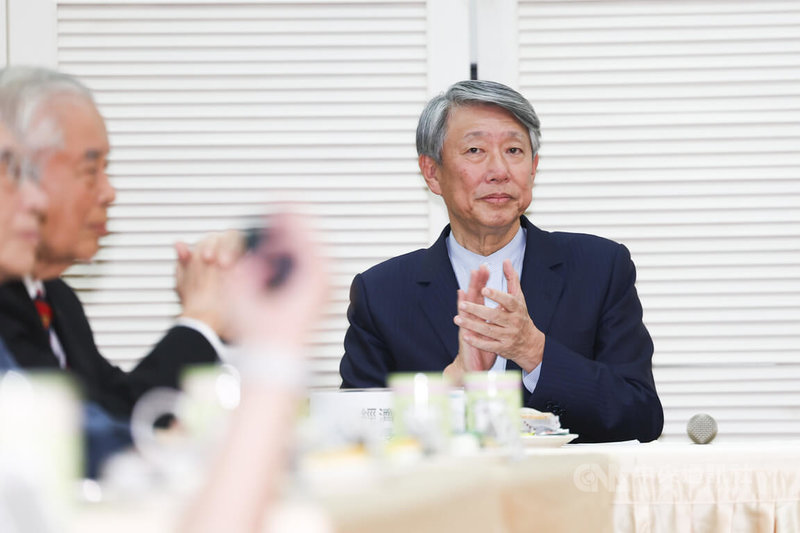 經濟部長郭智輝(右)19日上午到經濟部土城產業園區服務中心,出席新北場次產業座談會,與業者交流、聽取建議。中央社記者王騰毅攝 114年4月19日