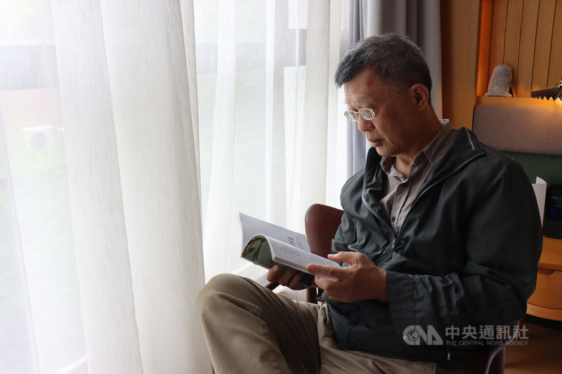 詩人陳黎19日參加「光時旅行」2025上海春天詩歌節,在台資旅館內受訪。近一年來,他積極投入與生成式AI(人工智慧)的互動與共同創作,並在此次詩歌節發表相關作品。中央社記者張淑伶上海攝 114年4月19日