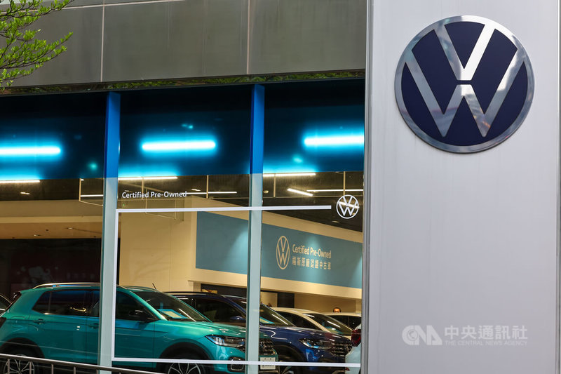 德國福斯汽車(Volkswagen)執行長布魯莫(Oliver Blume)受訪時表示,公司可能轉移豪華房車品牌奧迪(Audi)部分產線,避免受到美國總統川普的汽車關稅影響。圖為台北市內湖區福斯汽車太古展示中心。中央社記者翁睿坤攝 114年4月19日