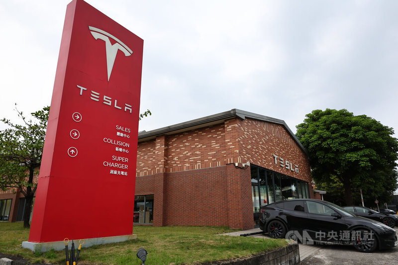 外媒報導,特斯拉(Tesla)備受期待的平價車款計畫,將包括在美國生產的最熱銷電動休旅車Model Y簡配版,但量產時程已遭延後,可能落在2025第3季至2026年初間。圖為Tesla台北內湖服務體驗中心。中央社記者翁睿坤攝 114年4月19日