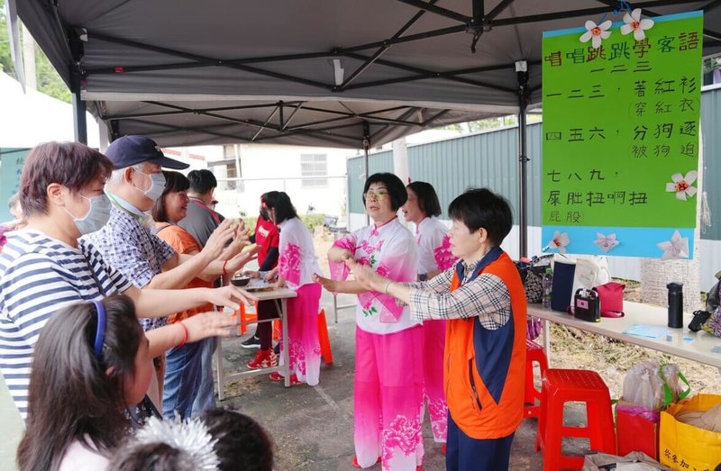 南投縣埔里鎮客家桐花祭「埔天桐慶迎客情」19日在廣成里小埔社客家文化園區舉行,現場有傳統祭儀、客家料理品嚐、客家文化體驗等多元活動,吸引民眾齊聚。(埔里鎮公所提供)中央社記者蕭博陽南投縣傳真 114年4月19日