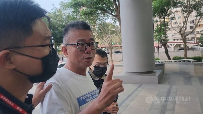 罷免民進黨立委許智傑、黃捷「雙罷劫連署總站」領銜人朱磊(左2)、黃姓婦人疑涉不實連署,18日被帶回偵訊,晚間移送高雄地檢署複訊,朱磊向媒體表示,「我犯的唯一的錯,就是不應該跟民進黨對著幹,就是不應該罷免民進黨立委,我們現在是活在一個很黑暗的時期」。中央社記者洪學廣攝 114年4月18日