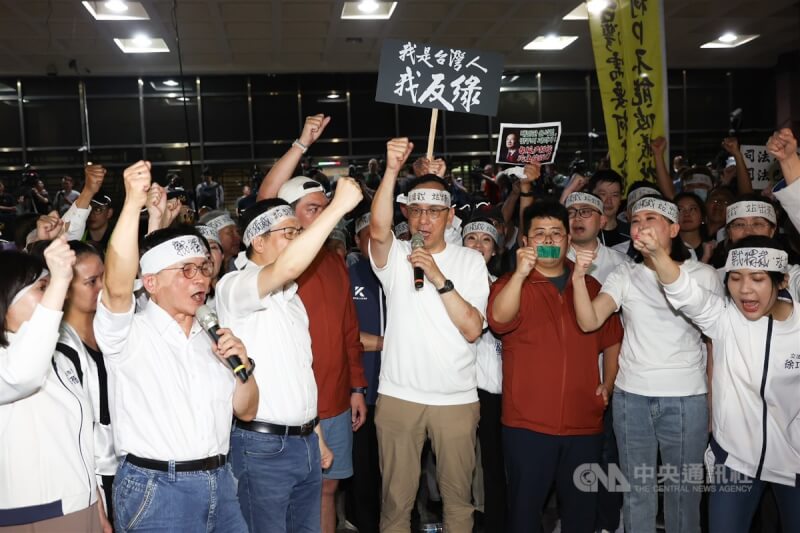 北檢偵辦幽靈連署案約談國民黨北市黨部主委黃呂錦茹,國民黨中央號召群眾17日晚間在北檢外集結抗議司法不公,黨主席朱立倫(中)並喊話26日一起上凱道、要總統賴清德下台。中央社記者王騰毅攝 114年4月17日
