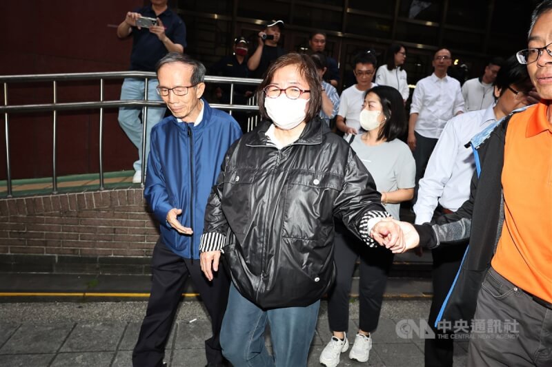 北檢偵辦不實連署案,聲請羈押禁見國民黨台北市黨部主委黃呂錦茹(前中黑衣)等人,北院18日召開羈押庭,19日清晨裁定黃呂錦茹無保請回。圖為黃呂錦茹步出離開北院。中央社記者翁睿坤攝 114年4月19日