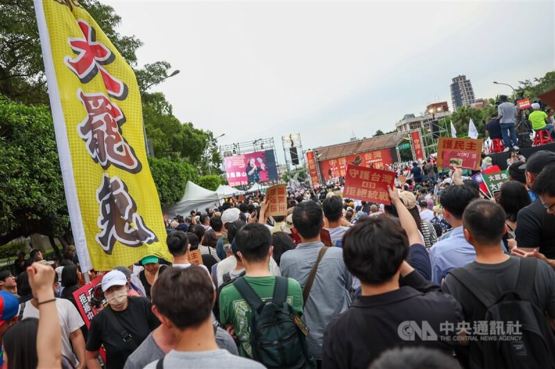 由網紅八炯發起的「拒絕統戰 守護台灣」凱道大會師行動19日下午在凱道登場,現場亦設有罷免連署攤位、宣傳旗幟等,號召群眾響應大罷免。中央社記者王騰毅攝 114年4月19日