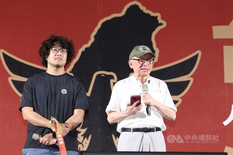 由網紅八炯等人發起的「拒絕統戰 守護台灣」凱道大會師行動19日在凱道登場,聯電創辦人曹興誠(右)與民進黨立委沈伯洋(左)同台亮相,響應活動。中央社記者王騰毅攝 114年4月19日