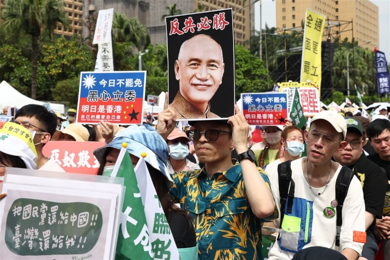 與會民眾高舉創意標語表達立場。中央社記者王騰毅攝 114年4月19日