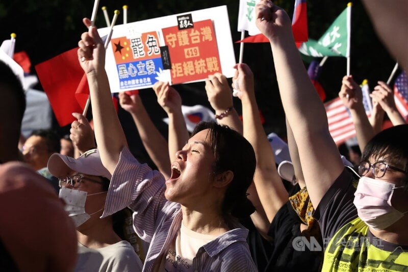 「拒絕統戰 守護台灣」凱道大會師行動19日在凱道登場,活動一路延續至入夜,現場群眾熱情不減,高呼口號情緒高昂。中央社記者王騰毅攝 114年4月19日