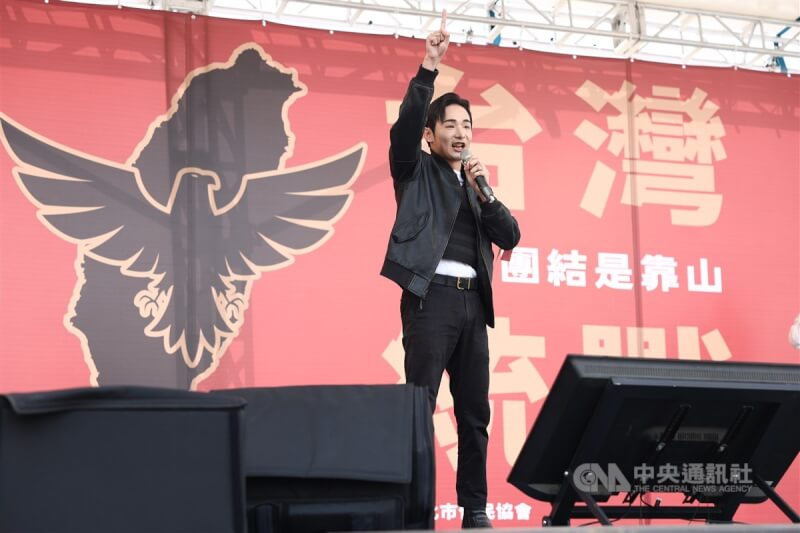 八炯在開場時登台發言,帶起現場氣氛。中央社記者王騰毅攝 114年4月19日