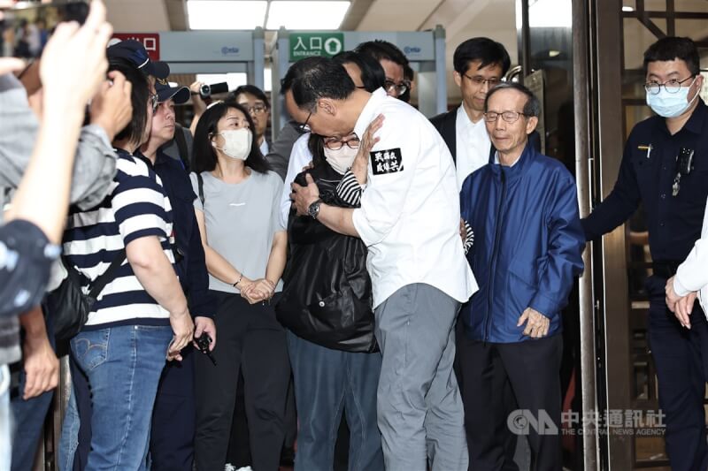 北檢偵辦不實連署案,聲請羈押禁見國民黨台北市黨部主委黃呂錦茹(中黑衣)等人,北院18日召開羈押庭,19日清晨裁定黃呂錦茹無保請回。黃呂錦茹步出與國民黨主席朱立倫(中白衣)擁抱。中央社記者翁睿坤攝 114年4月19日