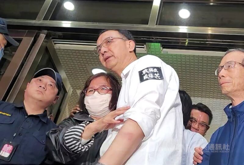 台北地檢署聲押國民黨台北市黨部主委黃呂錦茹,台北地方法院19日清晨裁定無保請回。黃呂錦茹(左2)清晨近6時離開法院,與在法院門口守候已久的黨主席朱立倫(右2)緊緊擁抱。中央社記者謝幸恩攝