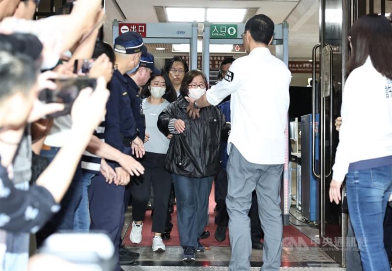 北檢偵辦不實連署案,聲請羈押禁見國民黨台北市黨部主委黃呂錦茹(中黑衣)等人,北院18日召開羈押庭,19日清晨裁定黃呂錦茹無保請回。國民黨主席朱立倫(中白衣)伸出雙手擁抱。中央社記者翁睿坤攝 114年4月19日