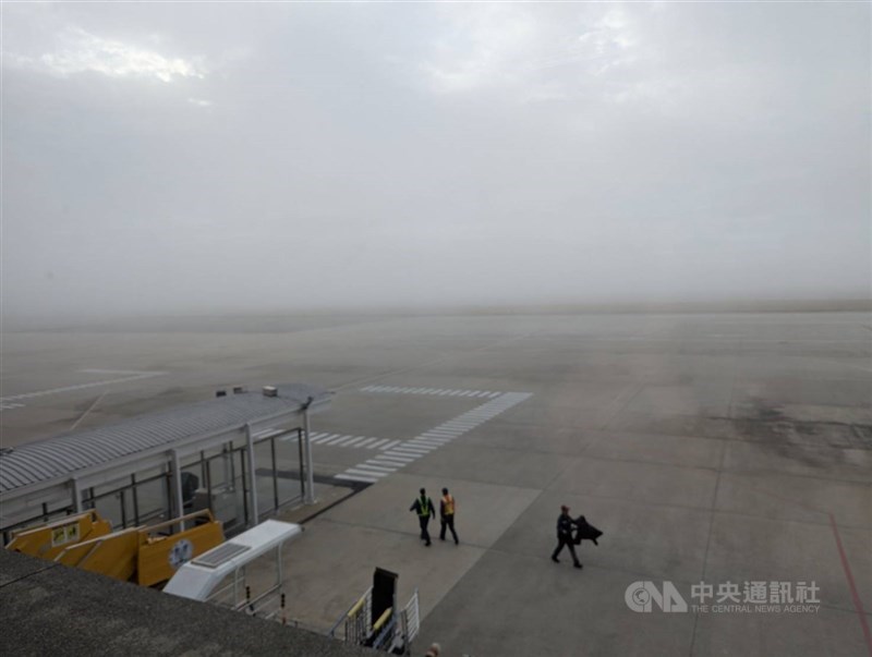 金門19日起濃霧,海空對外交通受影響,小三通上午起部分暫停航駛,飛機航班也有多班延遲、取消。(中央社檔案照片)