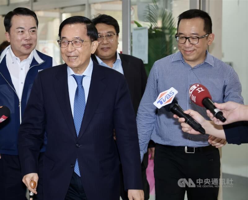 凱達格蘭學校19日在台北舉辦黃信介先生紀念講座,前總統陳水扁(左2)應邀出席,以「台灣民主的韌性與轉型」為題發表演說。中央社記者張皓安攝 114年4月19日
