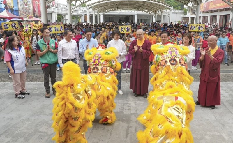 華光盃民俗體育競賽19日在草屯雷藏寺登場,千人競技舞獅、跳繩、扯鈴等,南投縣長許淑華(前中)出席開幕,並為水里鄉新興國小新獅開光點睛。(南投縣政府提供)中央社記者蕭博陽南投縣傳真 114年4月19日