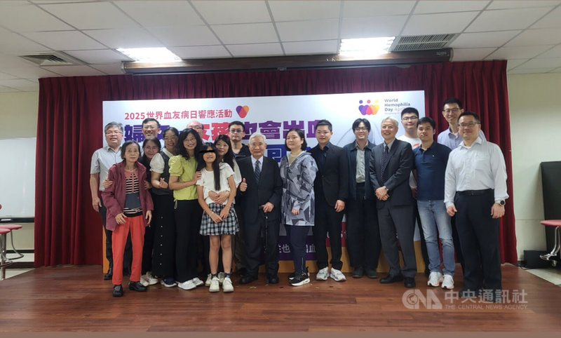 血友病聯盟在每年世界血友病日都會訂出宣導主題。「台灣血友病之父」沈銘鏡(中著西裝者)19日在衛教活動中指出,2025年全球主題是「婦女和女孩也會出血」,提醒社會大眾和衛生主管機關了解和認識,關心並幫助解決女性出血的問題。中央社記者沈佩瑤攝 114年4月19日