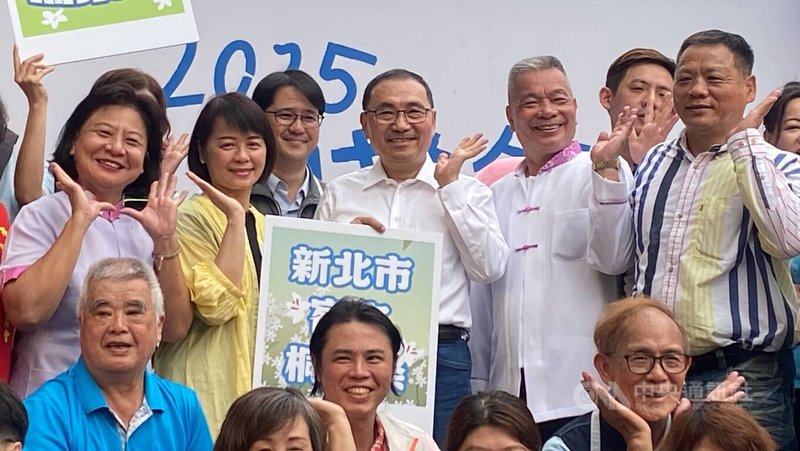 2025新北市客家桐花祭19日在土城區承天路底熱鬧展開,新北市長侯友宜(中)也到場主持開幕儀式,與來賓合影。中央社記者黃旭昇新北市攝 114年4月19日