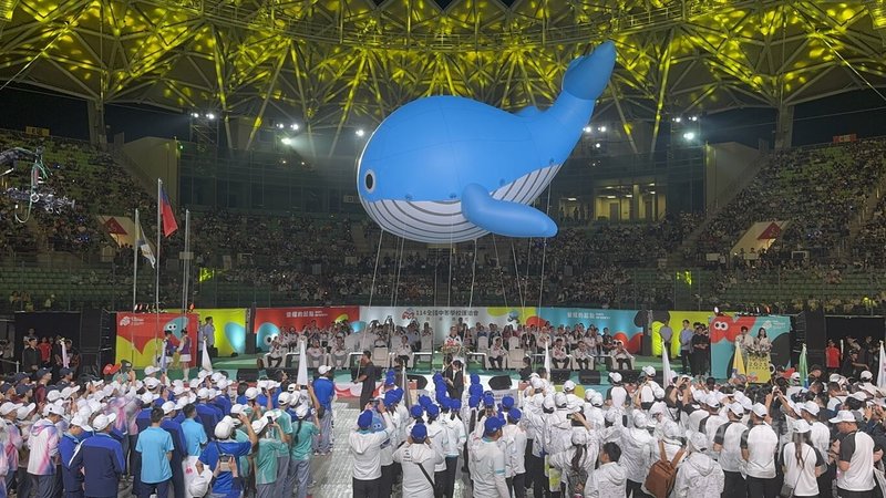 114年全國中等學校運動會19日晚間在台南市盛大舉行開幕典禮,鯨魚造型吉祥物「鯤鯓」的大型氣球在眾人牽引下飄過主舞台前,十分吸睛。中央社記者張榮祥台南攝 114年4月19日