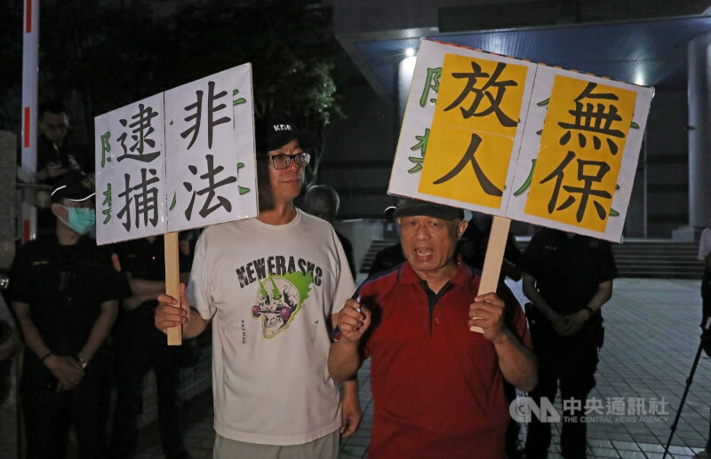 高雄「雙罷劫連署總站」負責人徐尚賢涉不實連署案遭聲押,徐尚賢父親(前右)與罷免案領銜人之一的朱磊(前左)等人19日晚間到高雄地檢署關心偵辦進度,高喊非法逮捕、無保放人等口號。中央社記者張已亷攝 114年4月19日