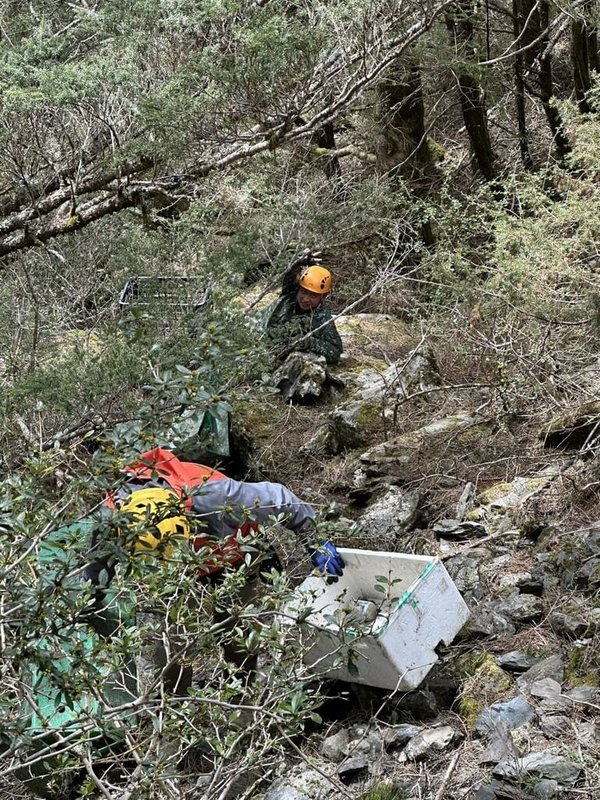 太魯閣國家公園管理處19日聯合多個單位在合歡山區舉行聯合淨山活動,還動用垂降下切清除垃圾,共清理出約900公斤重廢棄物。(太管處提供)中央社記者張祈傳真 114年4月19日