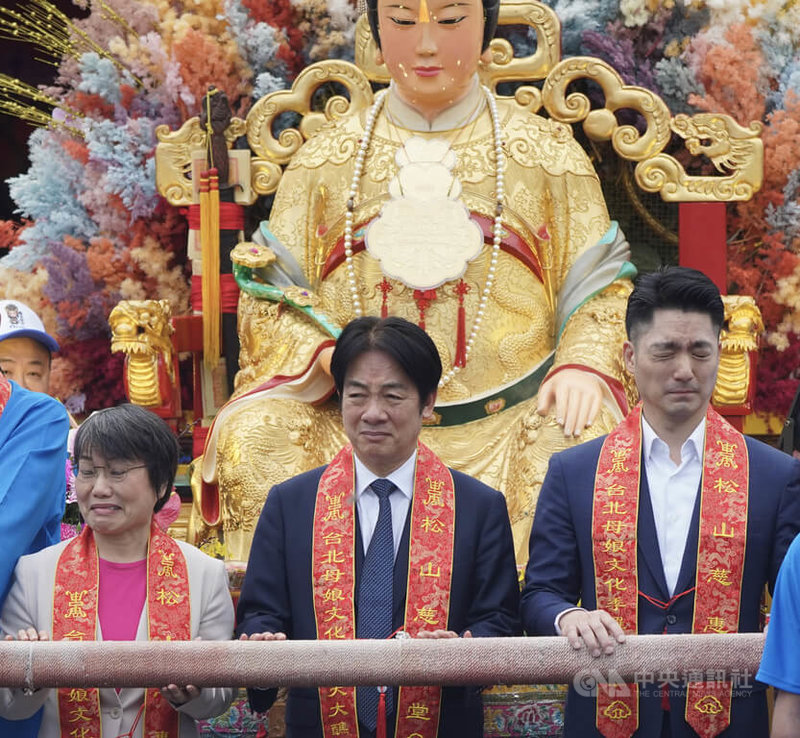 總統賴清德(中)、內政部長劉世芳(左)、台北市長蔣萬安(右)19日到台北松山慈惠堂,出席「2025台北母娘文化季羅天大醮米龍開光暨保民遶境嘉年華起駕」儀式,遶境起駕時,現場點燃起馬炮發出巨大聲響,讓3人表情各有千秋,頓時成為現場焦點。中央社記者徐肇昌攝 114年4月19日