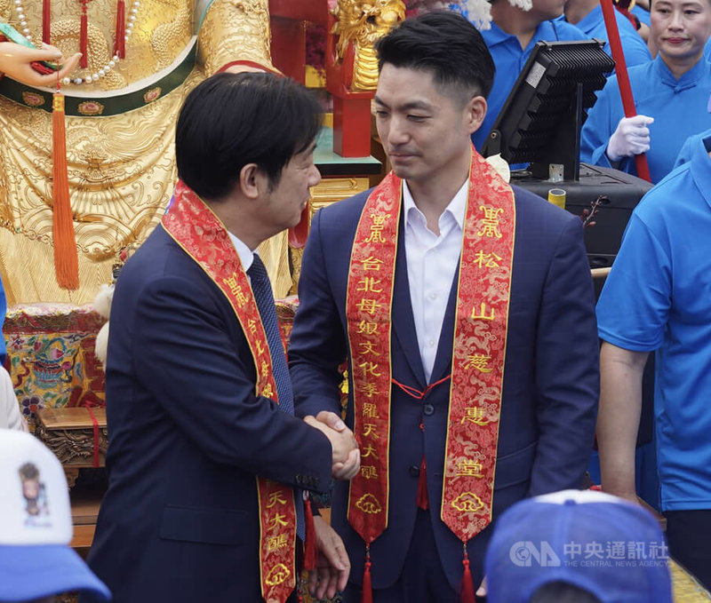 總統賴清德(前左)與台北市長蔣萬安(前右)19日上午到台北松山慈惠堂,出席「2025台北母娘文化季羅天大醮米龍開光暨保民遶境嘉年華起駕」儀式,兩人握手致意。中央社記者徐肇昌攝 114年4月19日