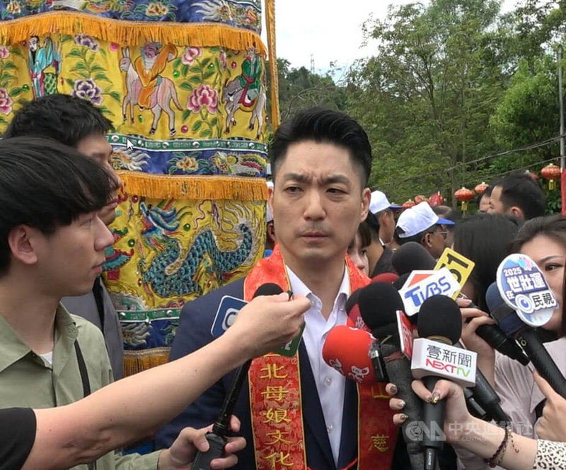 罷免涉不實連署,北院裁定國民黨台北市黨部主委黃呂錦茹無保請回。台北市長蔣萬安(中)19日出席「2025台北母娘文化季羅天大醮米龍開光暨保民遶境嘉年華起駕」時表示,黃呂錦茹與黨部人員長時間訊問下身心俱疲,一定聲援。中央社記者陳志源攝 114年4月19日