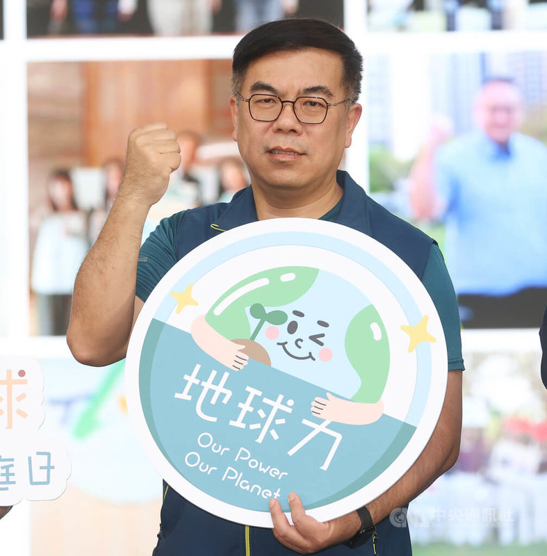 2025地球日「綠能行動愛地球 蔬食無痕家庭日」活動20日在台北市大安森林公園登場,環境部長彭啓明(圖)出席與會,號召民眾一同響應綠色行動,愛護地球環境及生態。中央社記者謝佳璋攝 114年4月20日