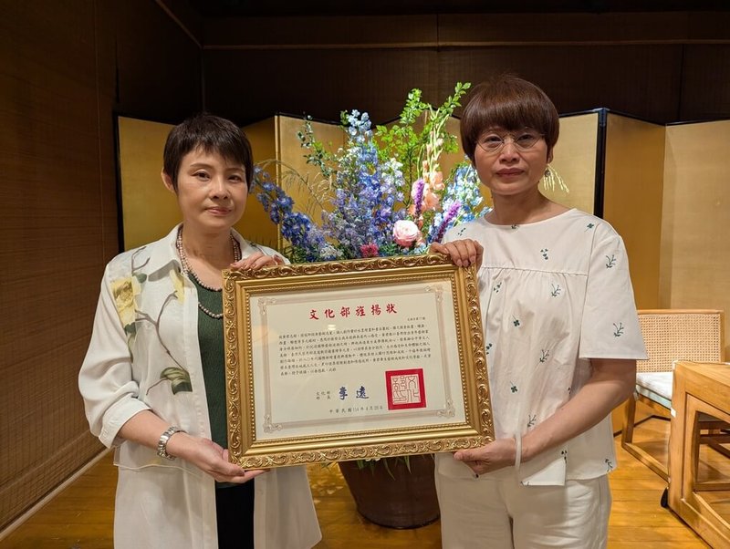 藝術家黃志超3月辭世,為表彰他對台灣藝術的成就貢獻,文化部藝術發展司長周雅菁(左)20日於紀念茶會頒贈文化部旌揚狀,由黃志超妻子吳秋麗(右)代表受贈。(文化部提供)中央社記者葉冠吟傳真 114年4月20日