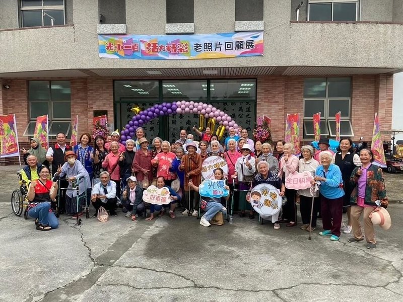 花蓮縣光復國小在「教育部校長領導知能專業發展諮詢計畫」協助下，於百年校慶辦理校友回娘家老照片回顧展，引起熱烈迴響。（教育部提供）中央社記者許秩維傳真  114年4月20日
