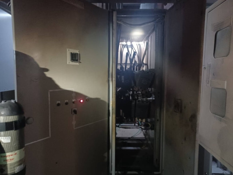 6名工人20日上午在高雄85大樓內71樓執行水電工程時,疑似發生小型電線漏電,造成6人受傷,均意識清楚自行下樓,其中4人肢體燙傷由救護車送醫,另外2人自行就醫,事發原因待釐清。(高雄市政府警察局苓雅分局提供)中央社記者張已亷傳真 114年4月20日