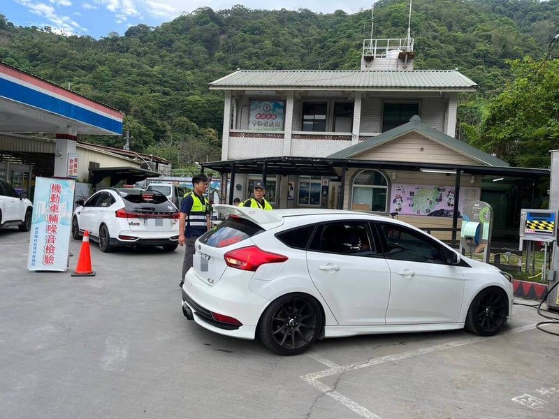 常有民眾騎重機前往南投合歡山玉山等山區欣賞風景卻也產生噪音,南投警局信義分局假日進行大取締,舉發違規61件,超速有19件、無照駕駛11件,另通報噪音車召回檢驗6部,圖為員警在山區執法情形。(南投警方提供)中央社記者吳哲豪傳真 114年4月20日