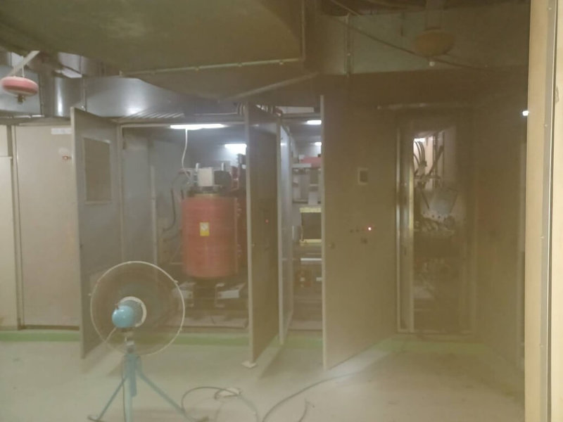 高雄85大樓20日發生裝修工程漏電事故,導致6名工人受傷。高雄市政府勞工局及工務局等相關單位到場稽查,研判雇主違反職安法及建築法,將開罰並勒令停工。(高雄市政府警察局苓雅分局提供)中央社記者張已亷傳真 114年4月20日