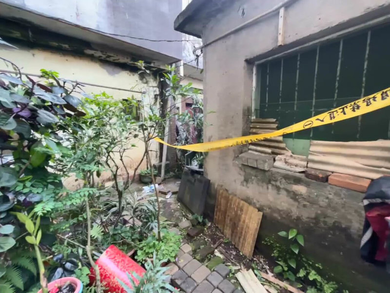 新北市雙溪區簡姓男子日前不滿鄰居連姓男子偷拍他上廁所,雙方發生肢體衝突,過程中,簡男用手挖出連男雙眼,遭依殺人未遂罪嫌送辦,經檢察官複訊後,諭令簡男以新台幣12萬元交保。圖為案發現場。(讀者提供)中央社記者王朝鈺傳真 114年4月20日