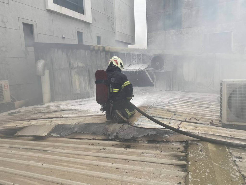 彰化縣消防局20日下午接獲民眾報案,指靠近鹿港老街的民生路,有烘焙店發生火災,消防人員前往馳援,約半小時後撲滅火勢。(彰縣消防局提供)中央社記者吳哲豪傳真 114年4月20日