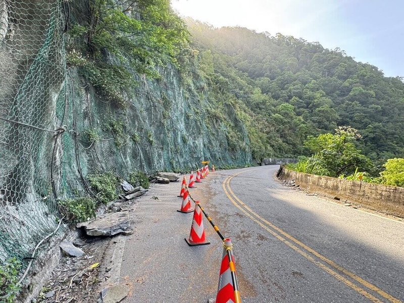 宜蘭縣台7甲線6.7公里處嘉蘭路段(圖)15日落石砸中小貨車釀1死1傷,公路局東區養護工程分局表示,為辦理上邊坡刷坡等作業,21日起至30日實施交通管制,每日上午9時至下午5時,採每小時放行10分鐘。(公路局東區養護工程分局提供)中央社記者王朝鈺傳真 114年4月20日
