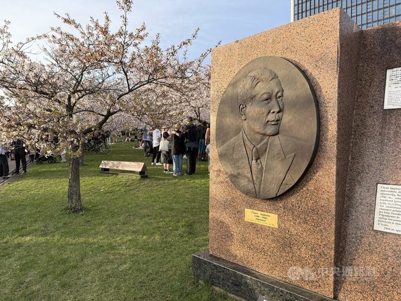 杉原千畝在立陶宛擔任日本領事時,曾簽發過境簽證拯救許多猶太人,立陶宛設立杉原千畝櫻花公園以紀念他的人道精神。圖為公園入口處的紀念碑。中央社記者游堯茹維爾紐斯攝 114年4月20日