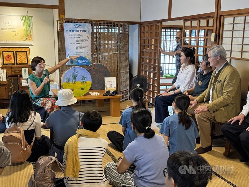 雲林故事人協會長期專注環境生態議題,陸續出版15本相關議題的繪本,今年配合422世界地球日,協會在雲林故事館策展並發表3本新繪本,邀請民眾前來看展、聽故事。中央社記者姜宜菁攝 114年4月20日
