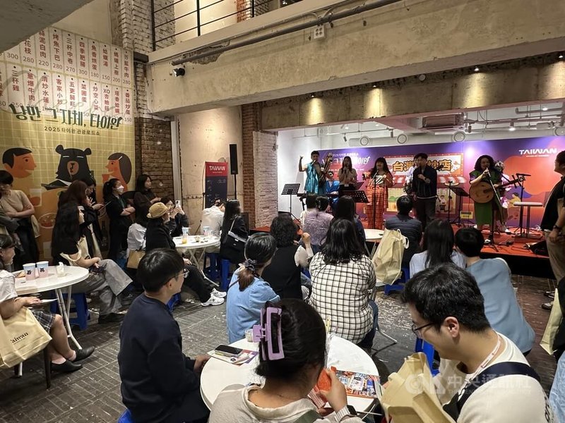 2025台灣觀光Road Show以熱炒店為主題,擺設塑膠桌椅,將正港台灣味帶到首爾。中央社記者廖禹揚首爾攝 114年4月20日