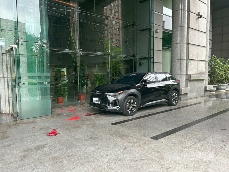 台北市警方20日接獲交通部報案,指有不明人士在大門口前丟擲已點燃的鞭炮,造成大門及停放車輛遭波及,警方循線追查中。(翻攝照片)中央社黃麗芸記者傳真 114年4月20日