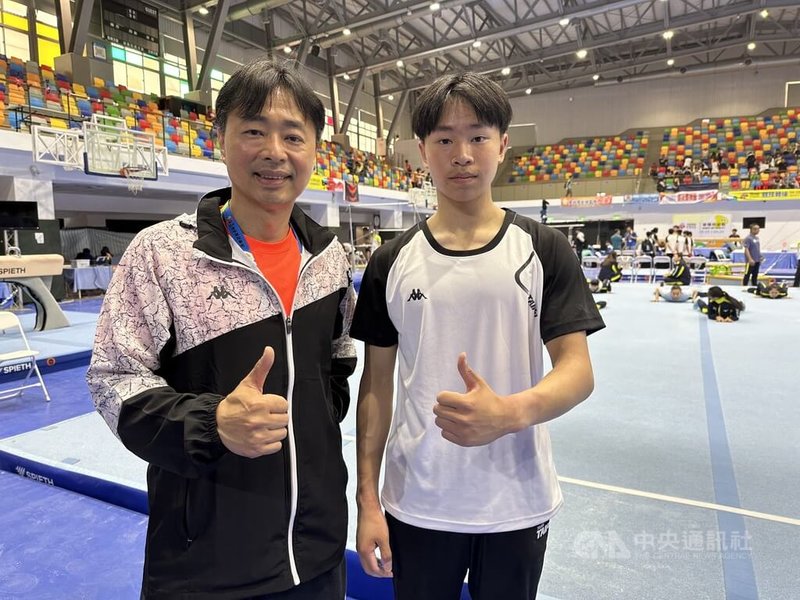 就讀台北市大同高中國中部3年級的鄭丞佑(右),20日在114年全國中等學校運動會競技體操國男組單項資格賽,拿下地板、跳馬第1,很有機會衛冕雙金。左為他的爸爸、體操國家隊教練鄭焜杰。中央社記者黎建忠攝 114年4月20日