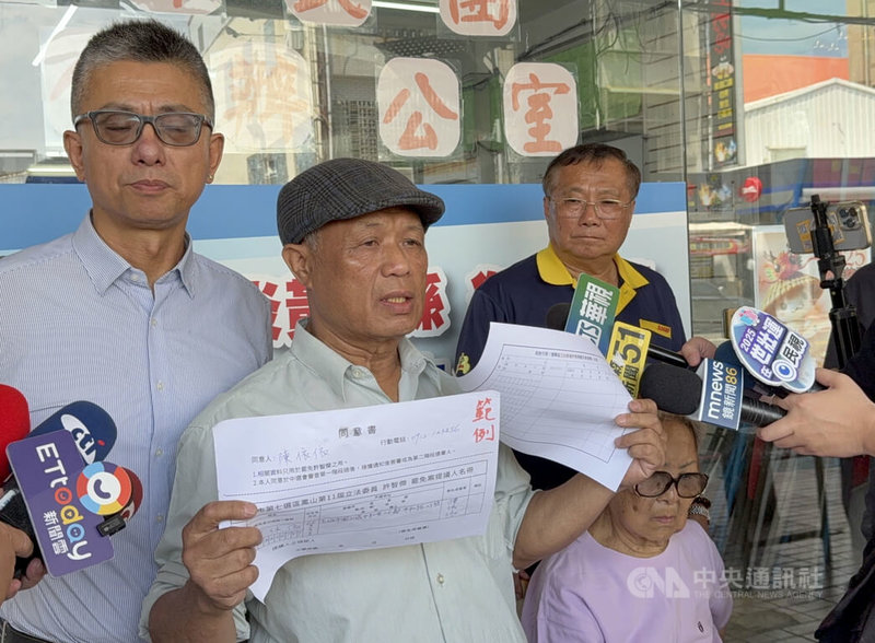 罷免民進黨立委許智傑、黃捷「雙罷劫連署總站」負責人徐尚賢遭羈押禁見。罷免團體20日舉行記者會,強調連署行動會繼續,將戰到一兵一卒。徐父(左2)表示,徐尚賢不可能承認代簽的做法,並質疑罷免藍委的案子,檢調都不涉入,是因政治色彩才雙標。中央社記者蔡孟妤攝 114年4月20日