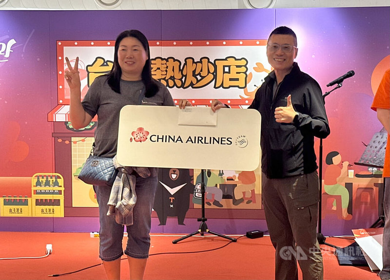 20日在2025台灣觀光Road Show活動中贏得來回機票的李南靜(音譯,左)已經到台灣自由行多達10次。中央社記者廖禹揚首爾攝 114年4月20日