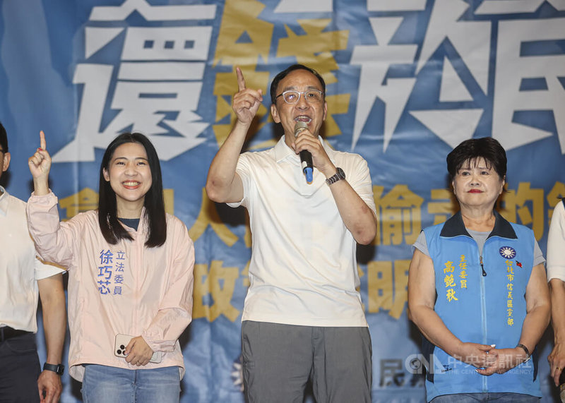 國民黨主席朱立倫(中)20日在台北出席「戰獨裁 站出來」政策說明會,會中批評總統賴清德操作大罷免,並聲援同黨立委徐巧芯(左)。右為國民黨台北市信義區黨部主委高艷秋。中央社記者鄭清元攝 114年4月20日