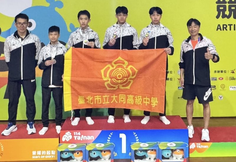 台北市大同高中20日在114年全國中等學校運動會國男組競技體操成隊決賽獲得銀牌,其中鄭丞佑(右2)於地板、跳馬兩個項目都發揮得相當出色。(大同高中提供)中央社記者黎建忠傳真 114年4月20日