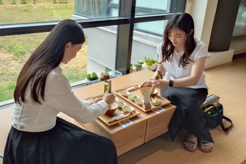 桃園市政府觀光旅遊局表示，桃園與神戶為觀光合作城市，神戶市觀光局近期抵台，討論雙方今年合作事項，也實地走訪桃園觀光亮點，包括到台灣客家茶文化館六國茶室感受台式茶飲文化。（桃園市政府觀光旅遊局提供）中央社記者吳睿騏桃園傳真  114年4月20日