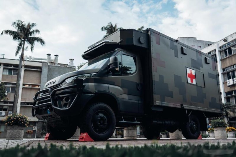 國軍新式野戰型救護車19日於逢甲大學陳展。（軍聞社提供）中央社記者吳書緯傳真  114年4月20日