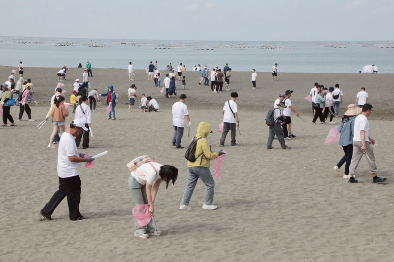和泰集團20日在15縣市同步舉辦淨灘活動,台南場次在安平觀夕平台進行,參與民眾前往撿洽海灘垃圾。(台南市政府提供)中央社記者楊思瑞台南傳真 114年4月20日