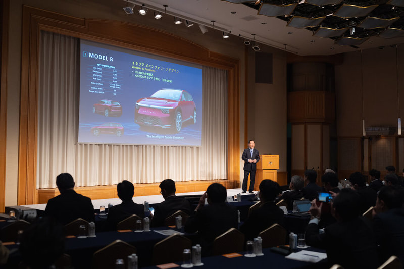 鴻海擴展電動車事業,供應鏈人士20日透露,鴻海為日本三菱汽車代工的新電動車款,初期將在裕隆苗栗三義廠小量生產,未來規劃進軍日本和台灣市場。圖為9日鴻海於日本東京舉辦EV(電動車)戰略說明會現場。 (鴻海提供) 中央社記者鍾榮峰傳真 114年4月20日